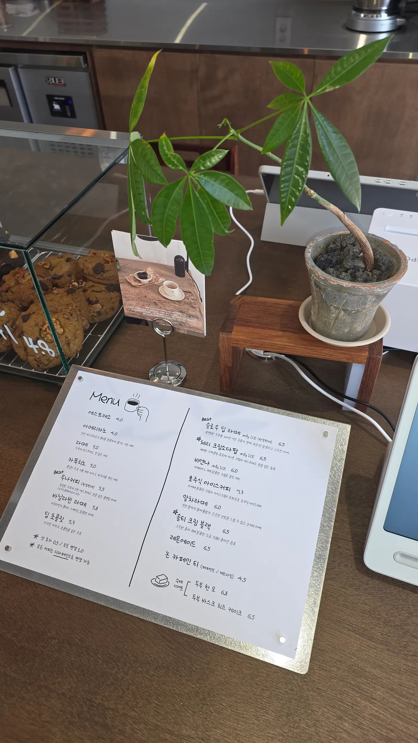 카운터 위에 놓인 메뉴판